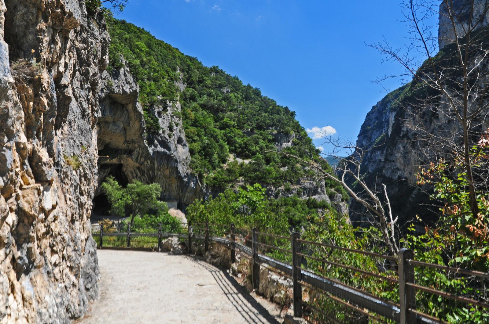 Dove si trovano le Grotte di Frasassi